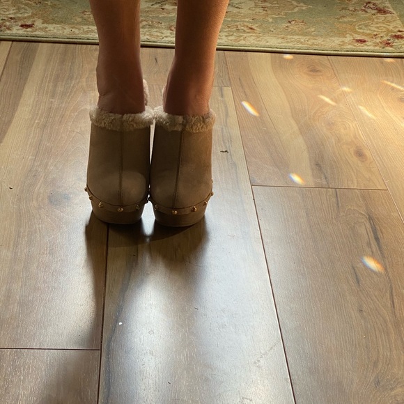 GUCCI Joplin Suede & Shearling Script Logo Clogs in Pale Khaki! NIB - Picture 7 of 8